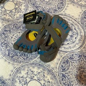 Vibrant 5 fingers tie shoes!